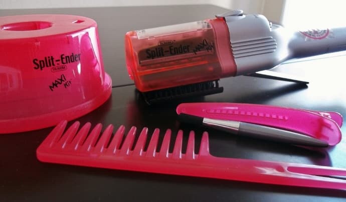 The pink Split Ender Maxi Kit with its stand, wide comb and sectioning clip
